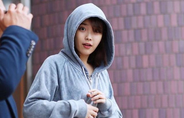 아이유 사탕 드실래요?
