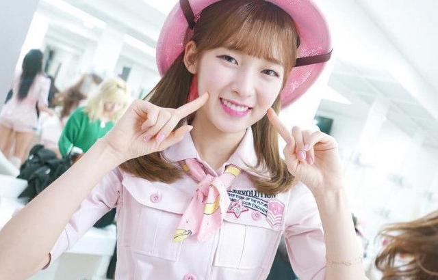 아린 + 아린 효정 비니 + 오마이걸 단체샷