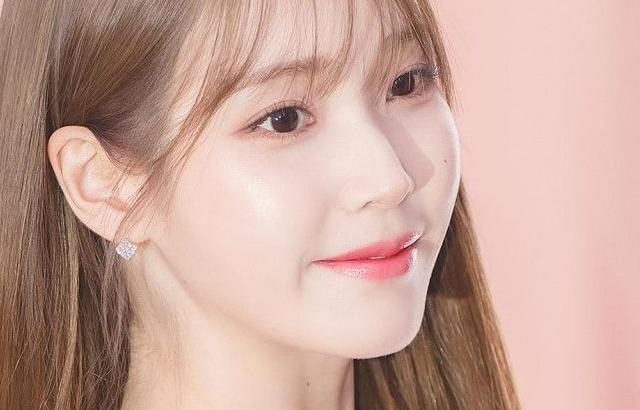 아이유 화이트 오프숄더 미니원피스 은근한 힙라인 뽀얀 가슴골
