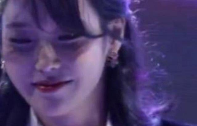 아이유 옷에 뭔가 티어나왔는데