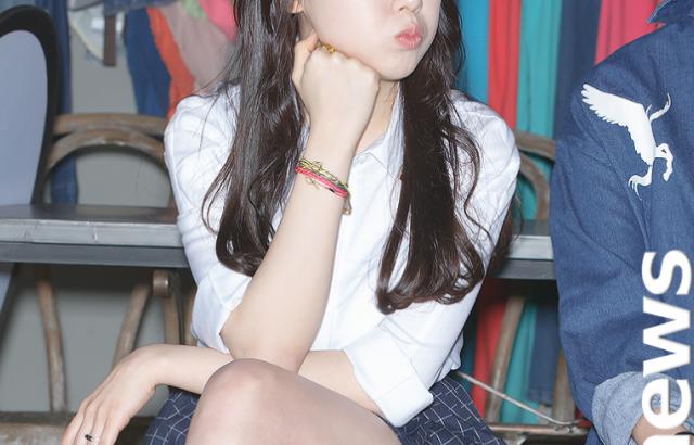 앉아있는 걸스데이 민아
