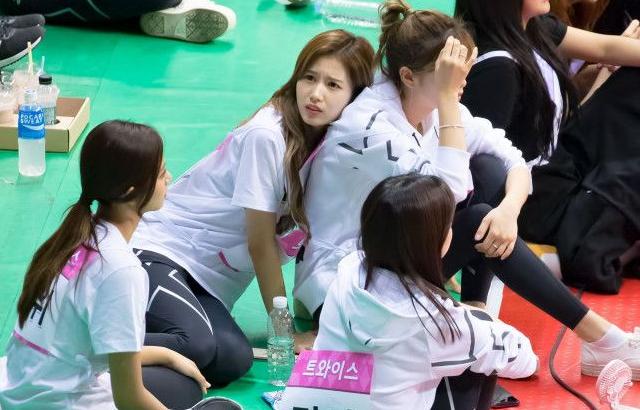 뭔가를 발견하고 다같이 보는 사나 정연 쯔위 미나