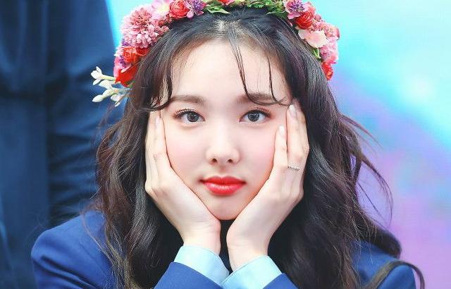 트와이스 꽃 나연