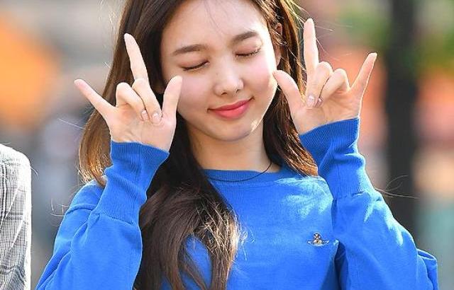 트와이스 뮤뱅출근 아직도 졸린 나연 기사사진