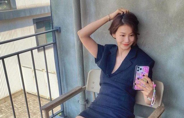 셀카 삼매경인 유인영