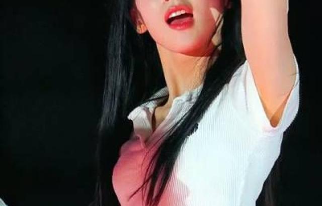 섹시하게 머리 넘기는 오마이걸 아린