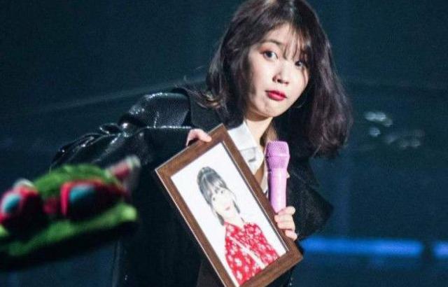 날아오는 모자에 놀라는 IU