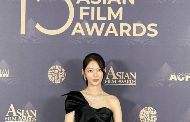 레드카펫 블랙 드레스 공승연