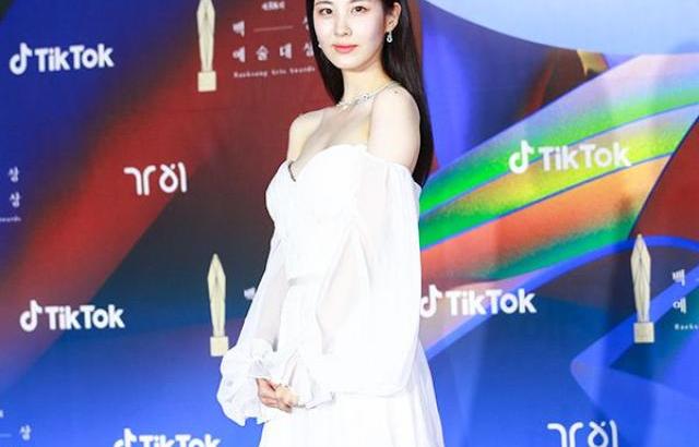 시상식 오프숄더 드레스 서현