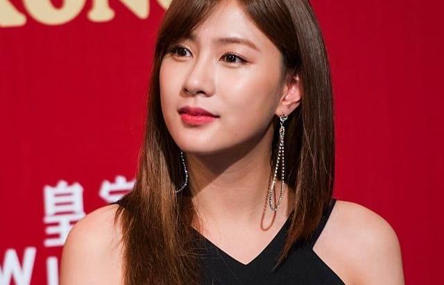 블랙 드레스 입은 오하영