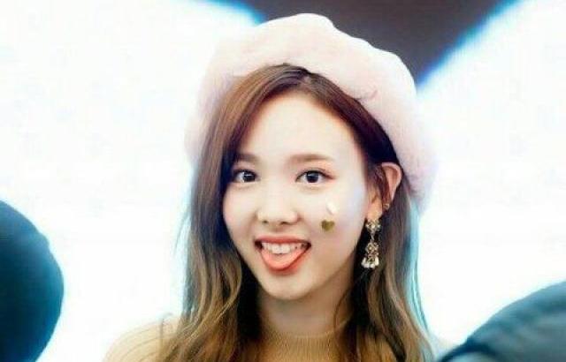 베레모가 잘 어울리는 트와이스 나연