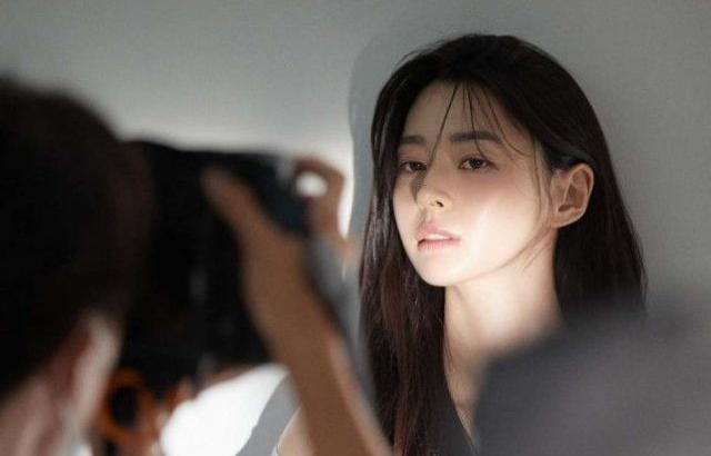 권나라 에스콰이어 화보 비하인드컷 2