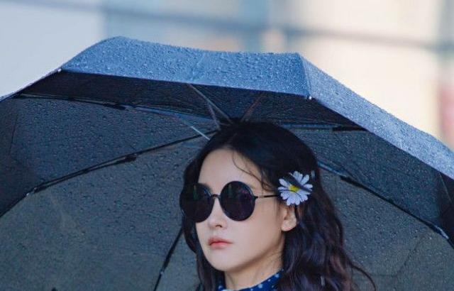 머리에 꽃 꽂은 오연서.jpg