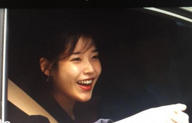 늦게 온 팬 놀리는 아이유