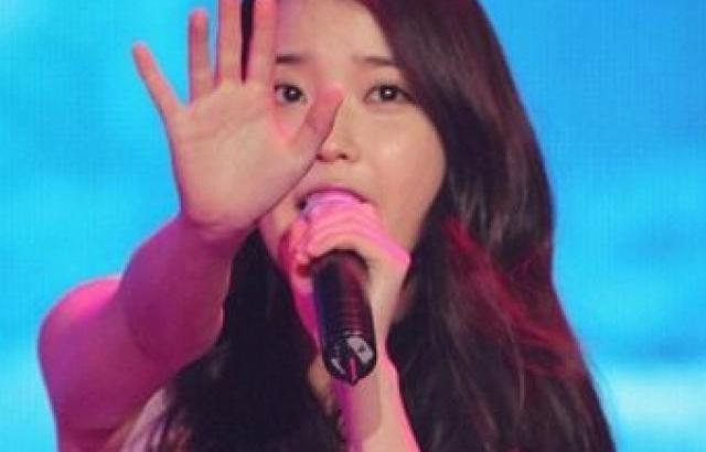 손이 작은 아이유
