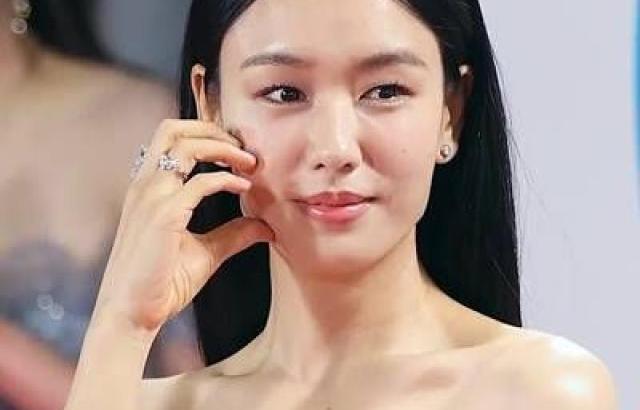 누브라 노출 드레스 배우 안은진