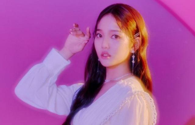 위클리 "Play Game : Holiday" 콘셉트 포토&필름 이수진 & 먼데이