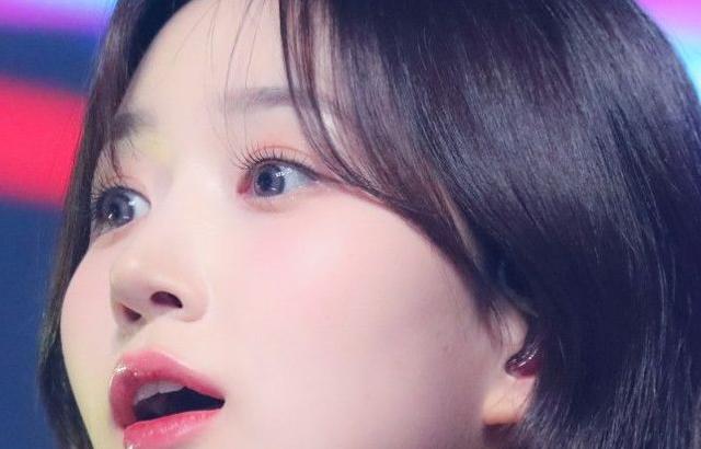 높은 의자에 앉은 허벅지 엔믹스 해원