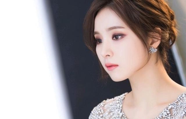 드레스 입은 신세경