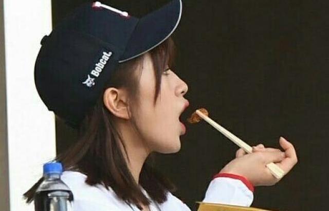 안유진 젓가락질