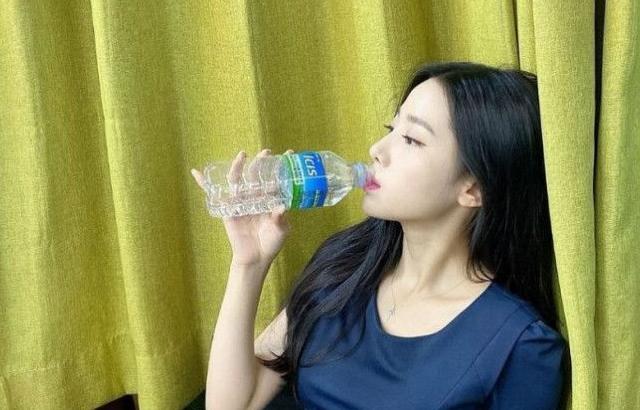 물 마시는 조현