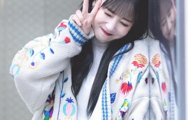 화려한 가디건 유지애