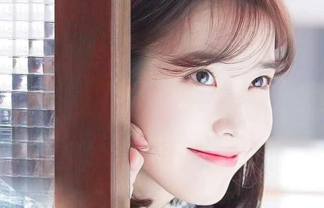 반할 수 밖에 없는 미소 아이유