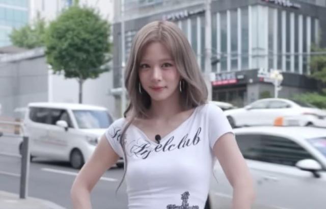프로미스나인 이채영 흰티에 청바지 몸매.jpg