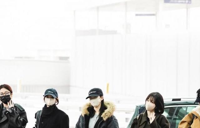 LE SSERAFIM (르세라핌)