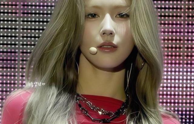 짧은 가죽 핫팬츠에 크롭티 배꼽 아이들 미연